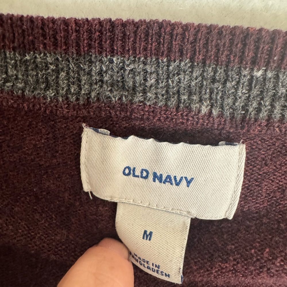 Old Navy Men's V-Neck Maroon Sweater‎ - Picture 3 of 5